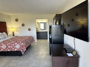 1 King Bed Kitchenette Photo 2